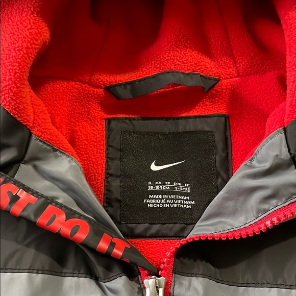 Nike Black and Gray Raincoat with Hood and Water-Resistant Fabric - Picture 2 of 3